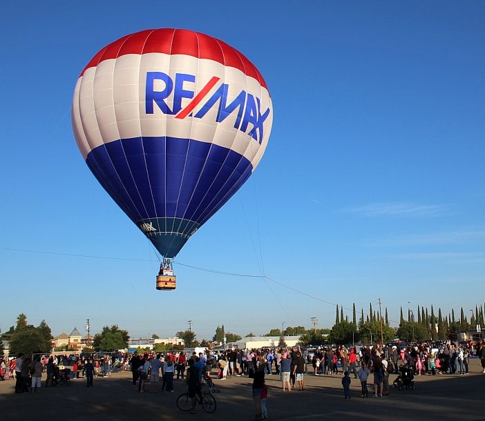 Balloon Tether Crowds