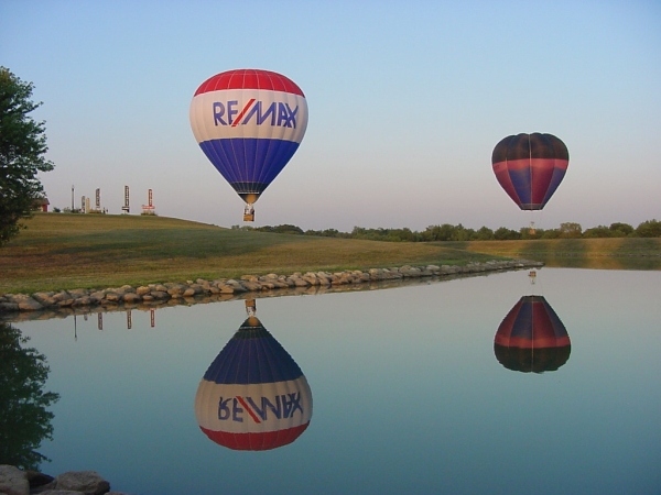 RE/MAX Balloon in Des Moines, IA piloted by Danny Campbell, accompanied in the second balloon by David Barker of Mirande, France